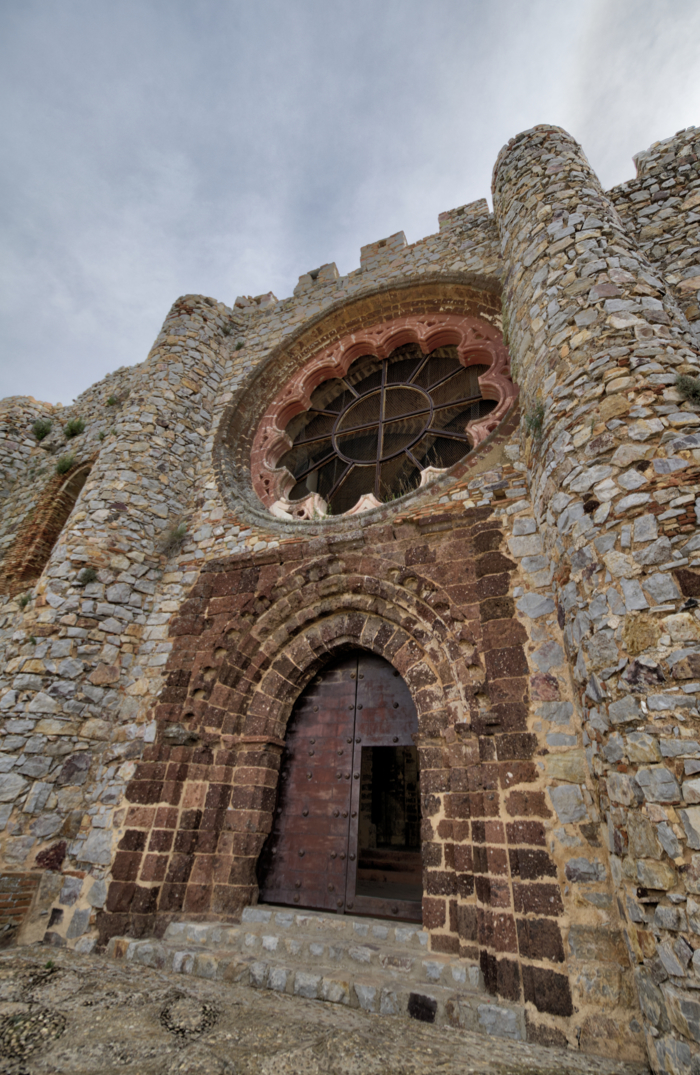 Portada occidental de la iglesia del castillo de Calatrava la Nueva